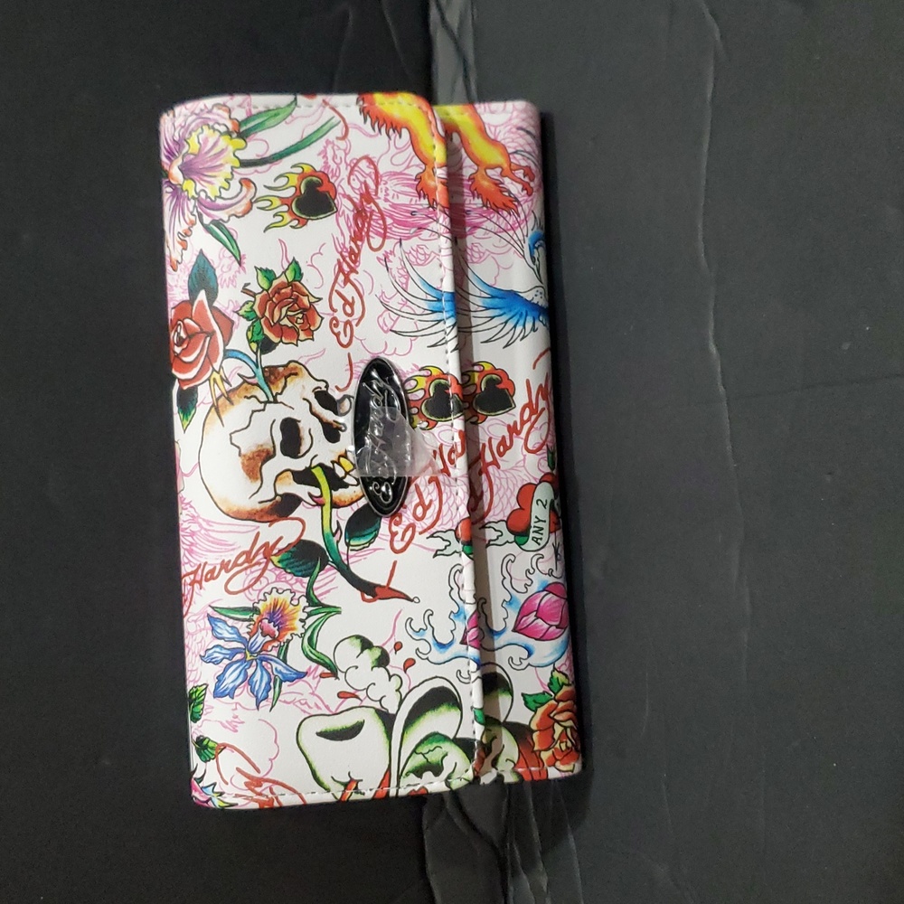 Ed Hardy white iconic Ed Hardy skull print and red roses imagery trifold wallet
